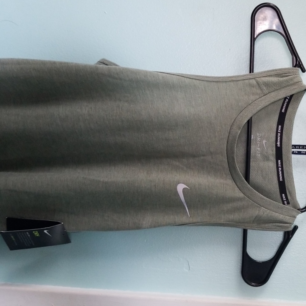XS Nike Women's tank top in Olive